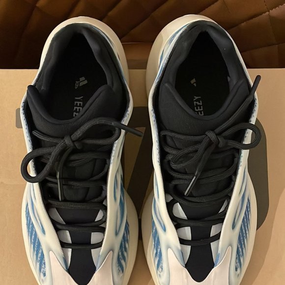 Yeezy 700 V3 - Size 11 - Kyanite